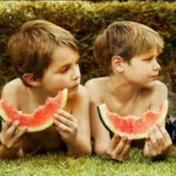 情头吃瓜小孩,揭秘“吃瓜小孩”背后的甜蜜秘密