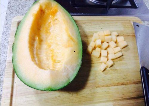 老外吃哈密瓜,老外品尝哈密瓜的独特体验