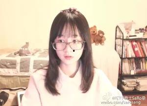 反差眼镜妹吃瓜,吃瓜群众笑翻天