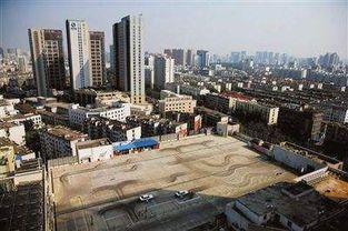 山东潍坊楼顶吃瓜,夏日吃瓜成风景线