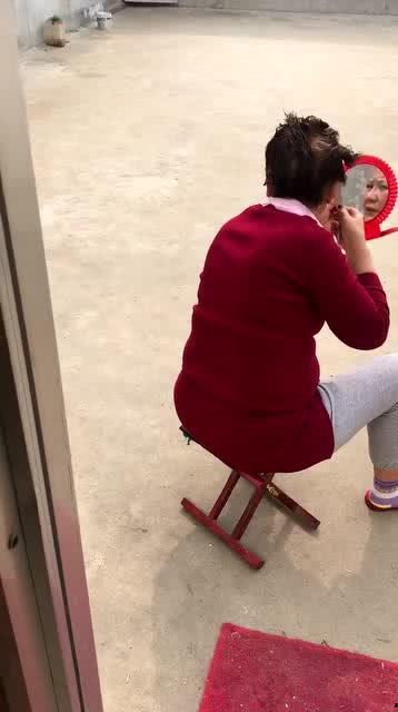 食堂阿姨吃瓜群众