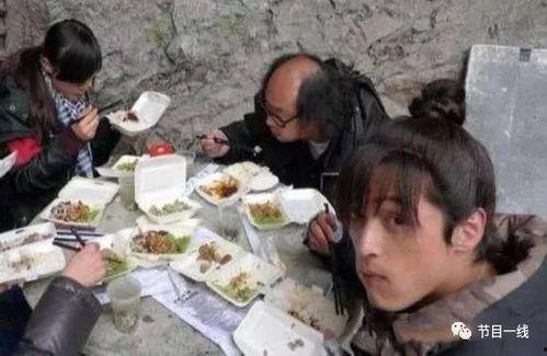 大爷吃瓜走进片场视频,揭秘影视幕后趣事