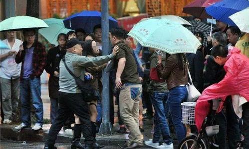 天津吃瓜拍照事件,网络热议下的社会现象缩影